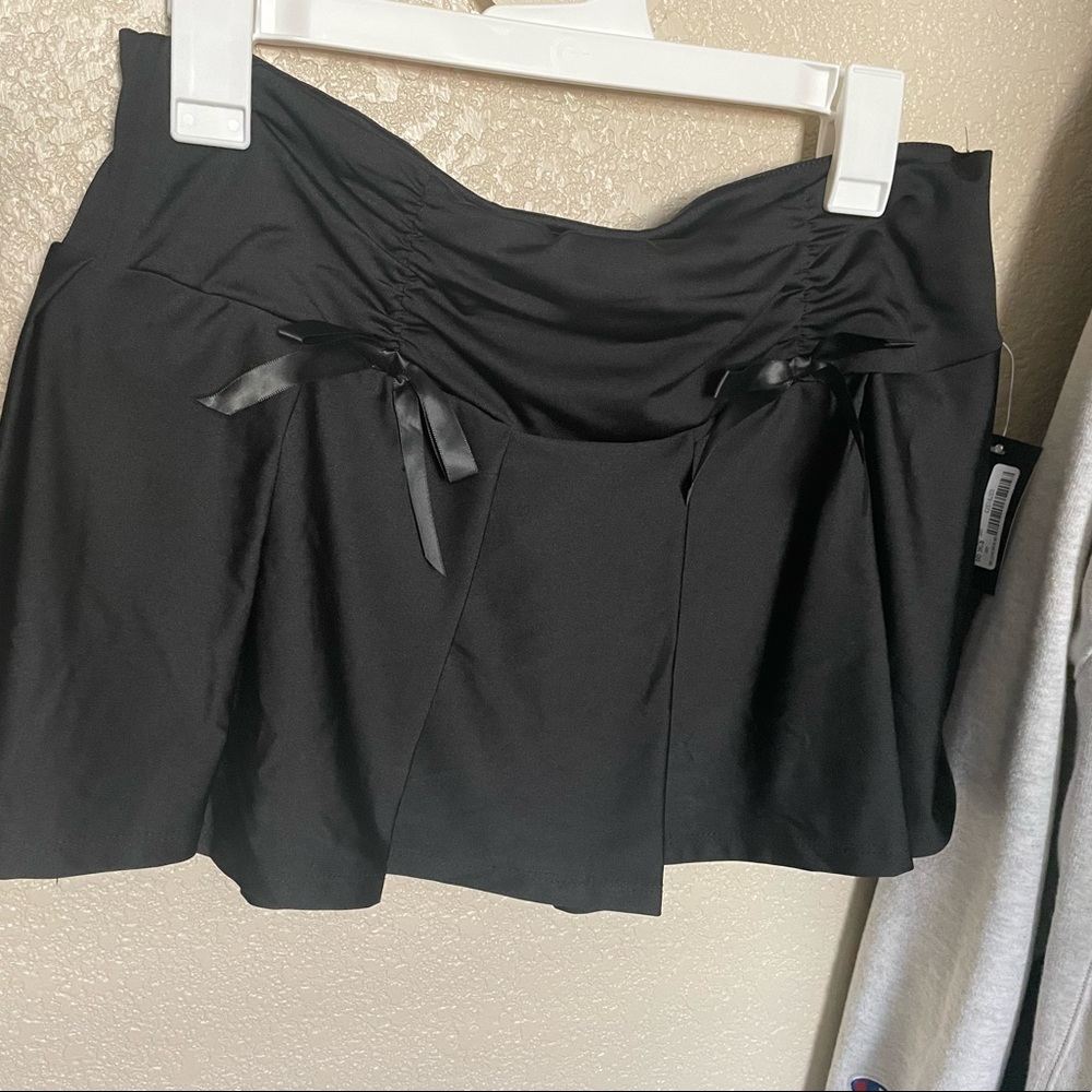 A black bow skirt M/L. Mini shirt